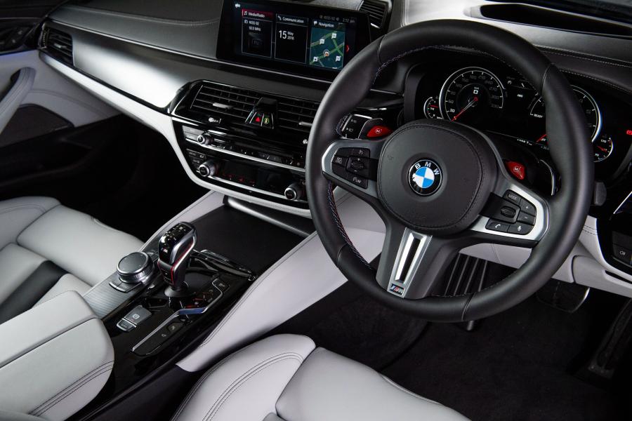 Интерьер BMW M5 (F90) 2018 года  (SG) (фото 15 из 30)